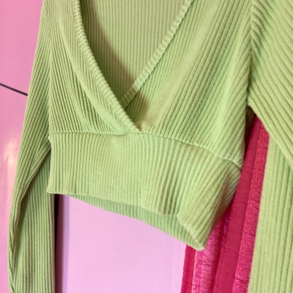 Wild Fable Cropped Plunge Neck Ribbed Long-Sleeve Green Blouse Womenβs Medium - Picture 4 of 5